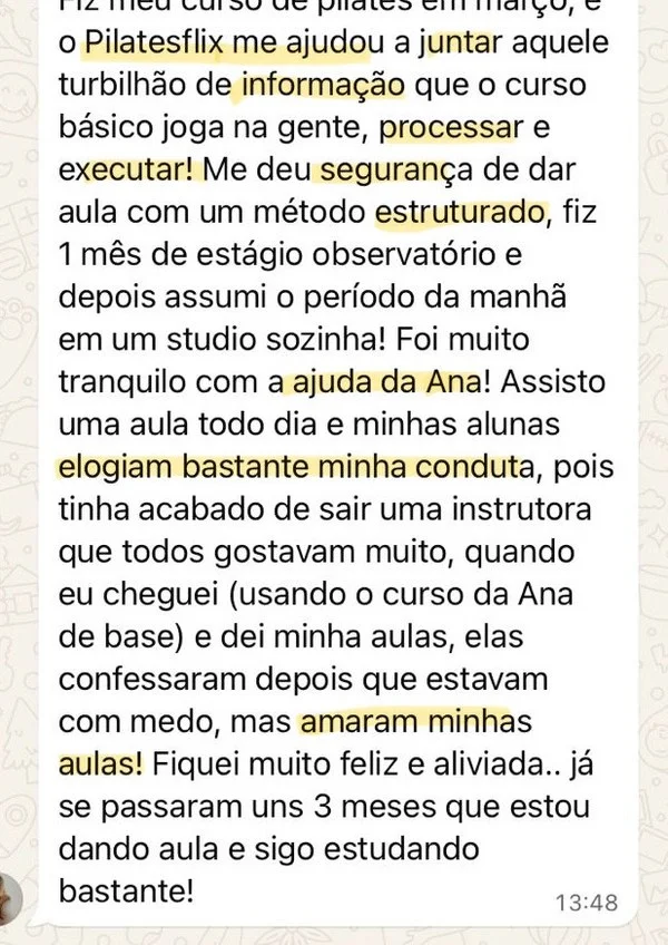 Print de depoimento no grupo do PilatesFlix: aluna descreve a trajetória desde o turbilhão de informação da formação até assumir sozinha o período da manhã em um studio.